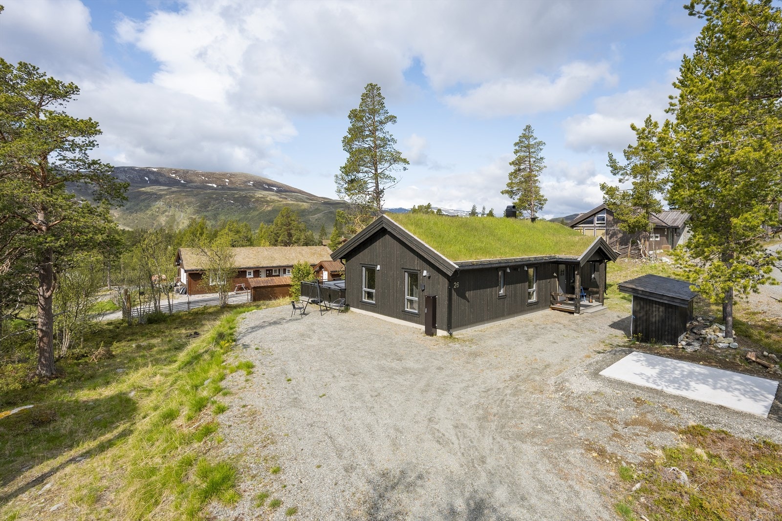 Lemonsjøen Fjellstue med kafé og restaurant er i gangavstand fra hytta. Galleribilde
