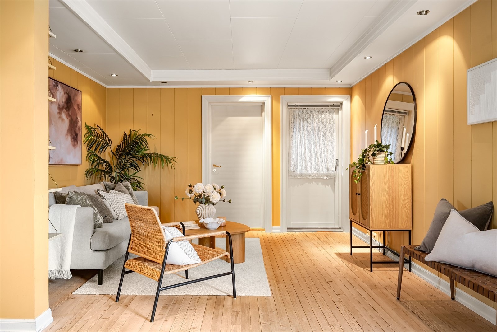Adkomst fra stuen til delvis uinnredet rom og terrasse/hage. Galleribilde