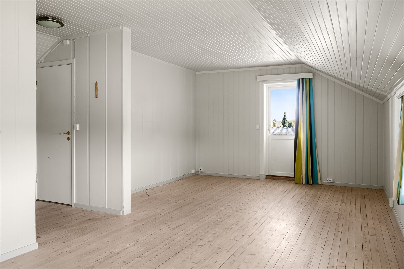 Stuen er romslig og kan fint innredes med ulike soner og flere sittegrupper. Galleribilde