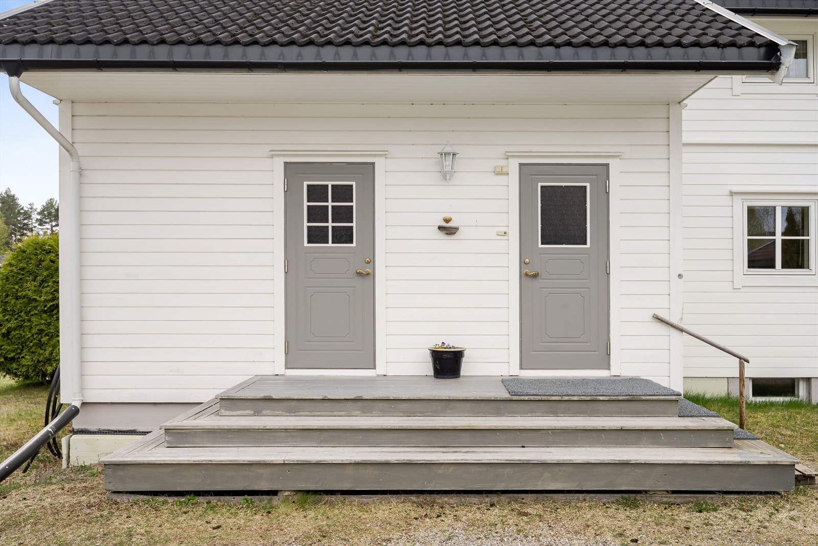 Du ønskes velkommen inn via en beiset tretrapp. Galleribilde