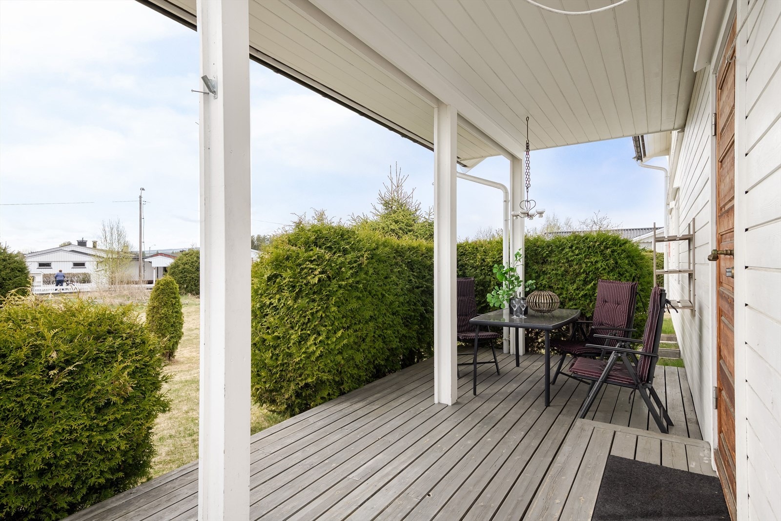 Lun og delvis skjermet terrasse på ca. 29m². Plass til flere sittegruppe etter eget ønske. Terrassen som ble bygget i ca. 2005 er delvis overbygget og har terrassebord på gulv. Galleribilde