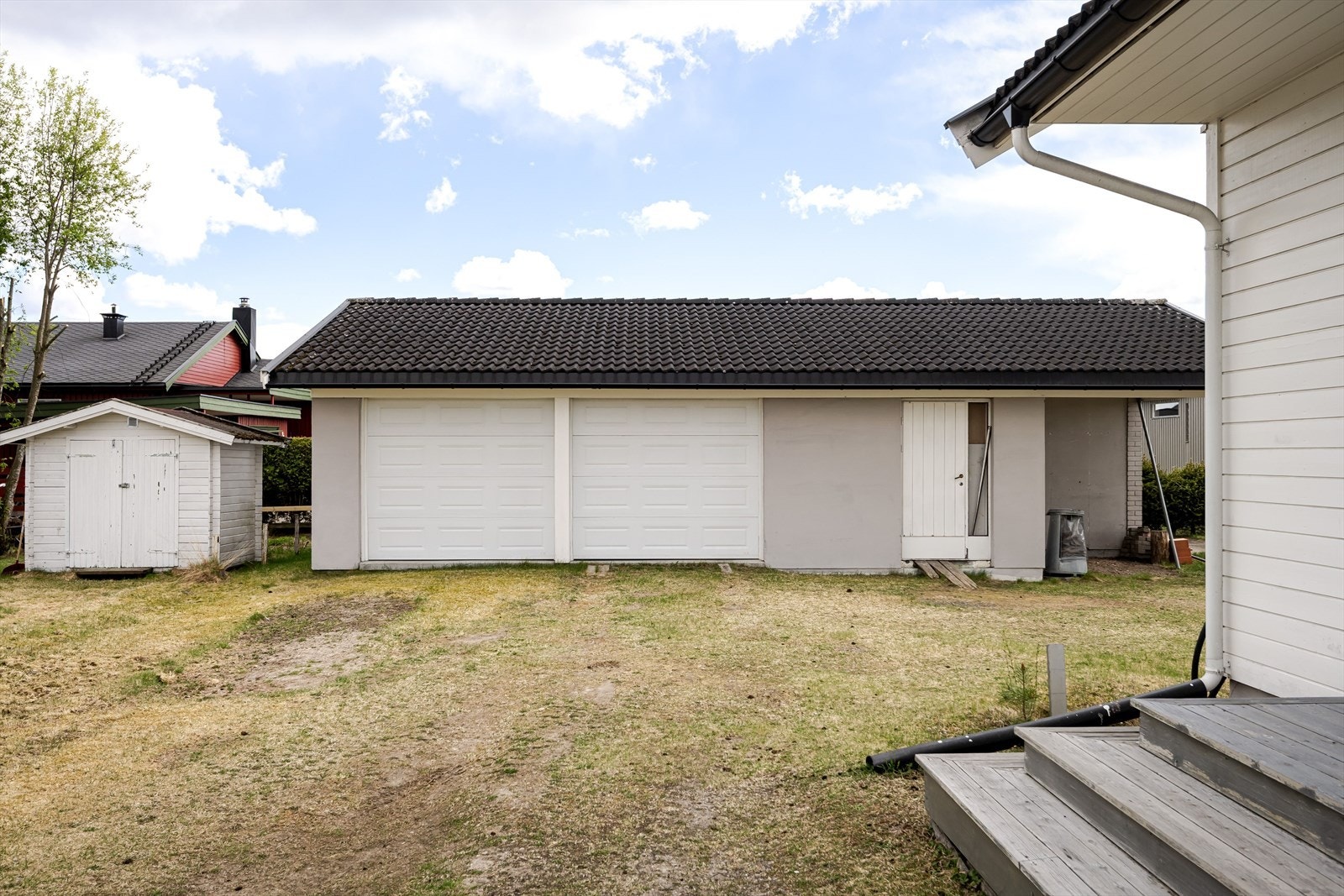 Eiendommen er også bebygd med en garasje på 53m² som består av garasje og stort lagerrom. Galleribilde