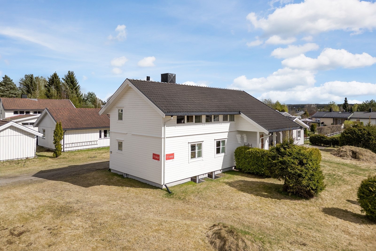 Eiendommen "Fredheim" er bebygd med en enebolig fra 1952 tilbygget i ca. 2005, og en garasje fra 2005. Galleribilde