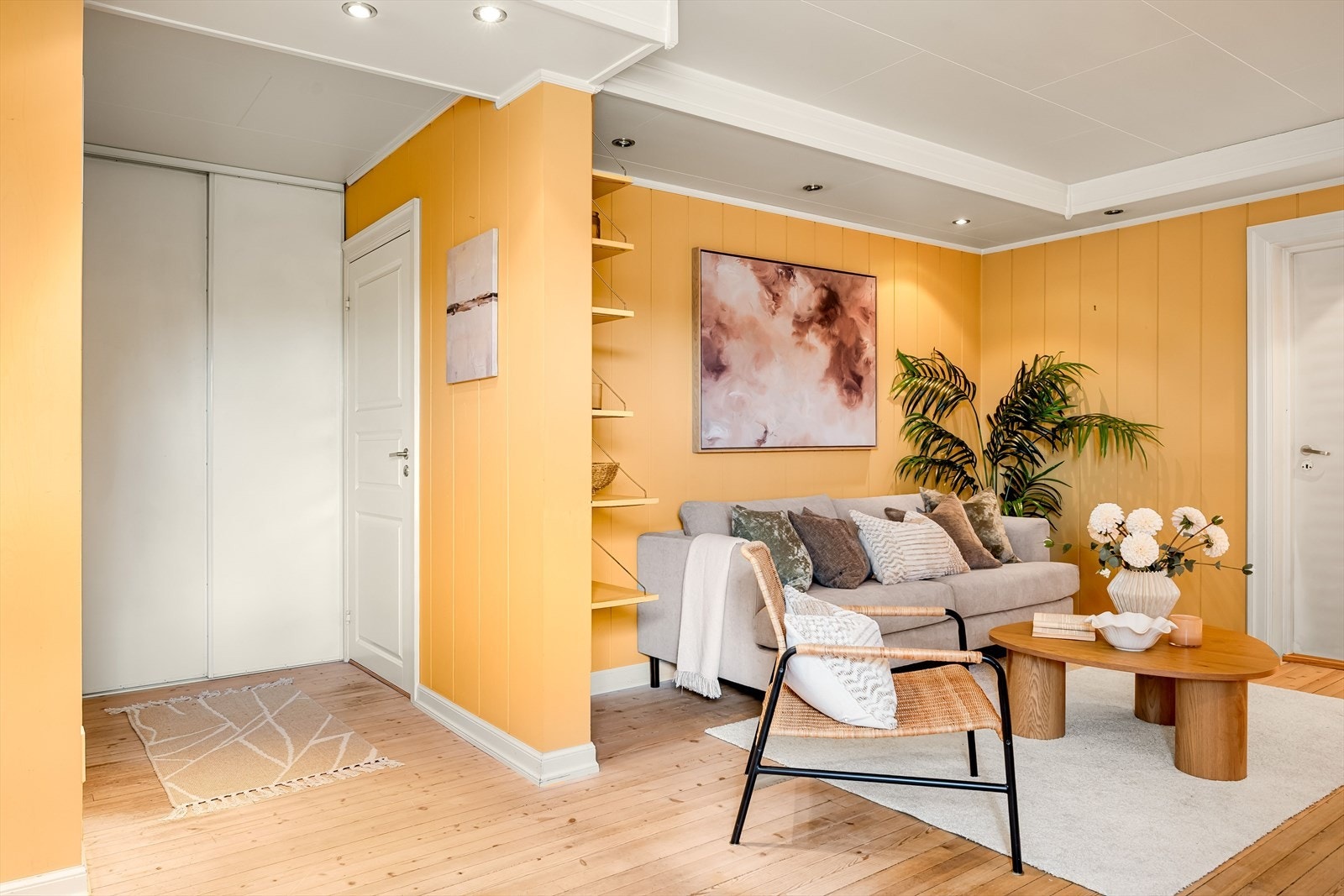 Stuen har fine tregulv, malt panel på veggene og nedfelte kasser med downlights i himlingen. Galleribilde