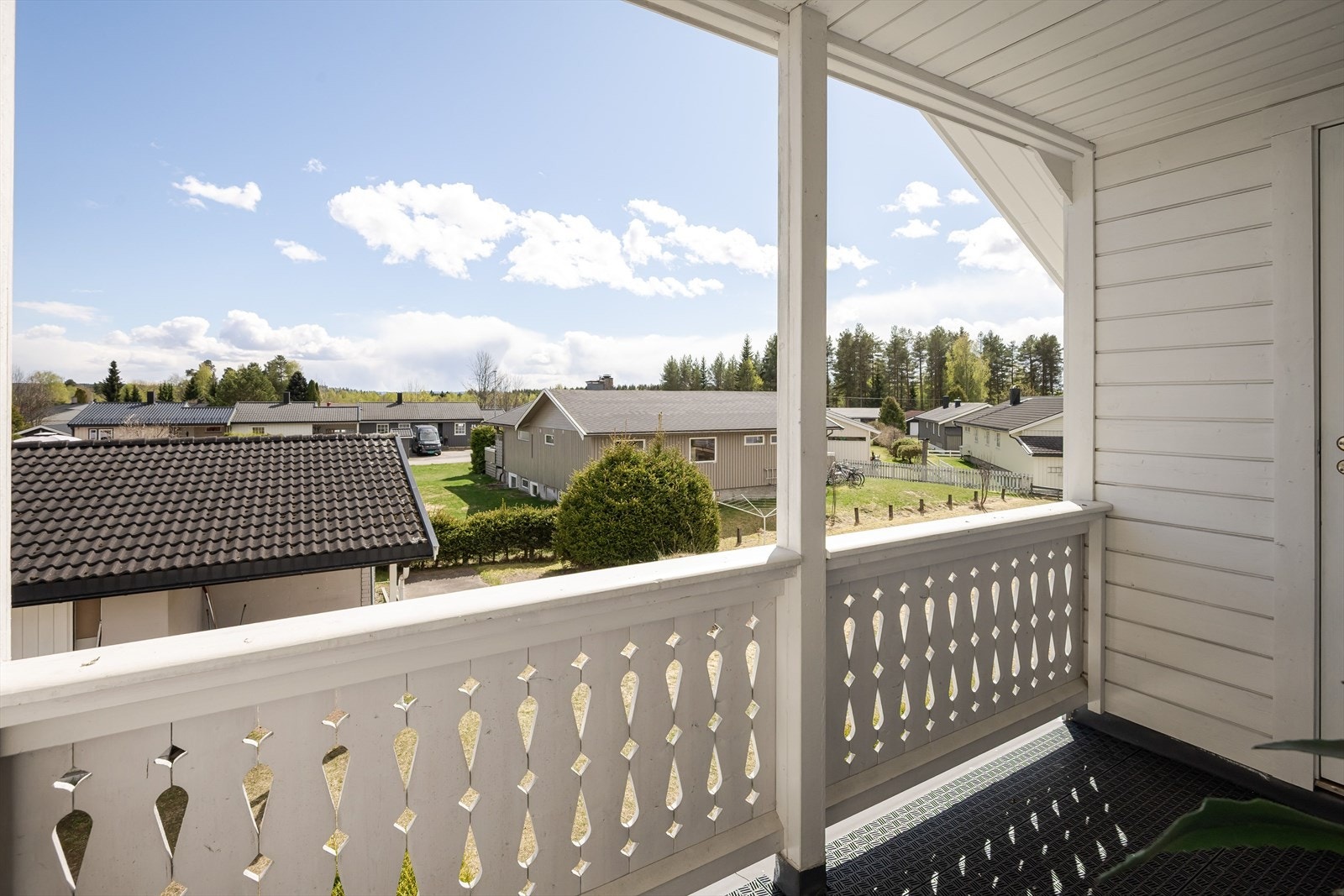 Fra stuen har du utgang til en overbygget balkong på ca. 5m² mot sydøst. Galleribilde