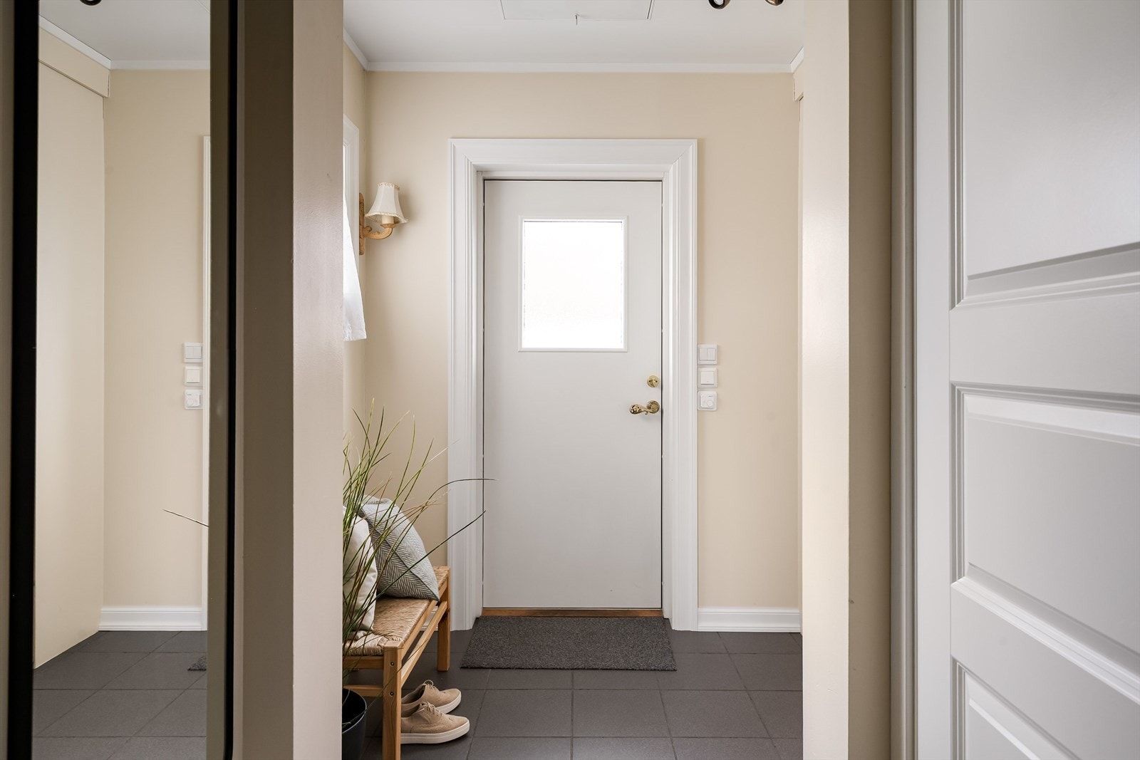 I entréen har du god oppbevaringsplass i plassbygget skyvedørsgarderobe, samt ytterligere plass til oppheng, skoskap eller kommode. Galleribilde