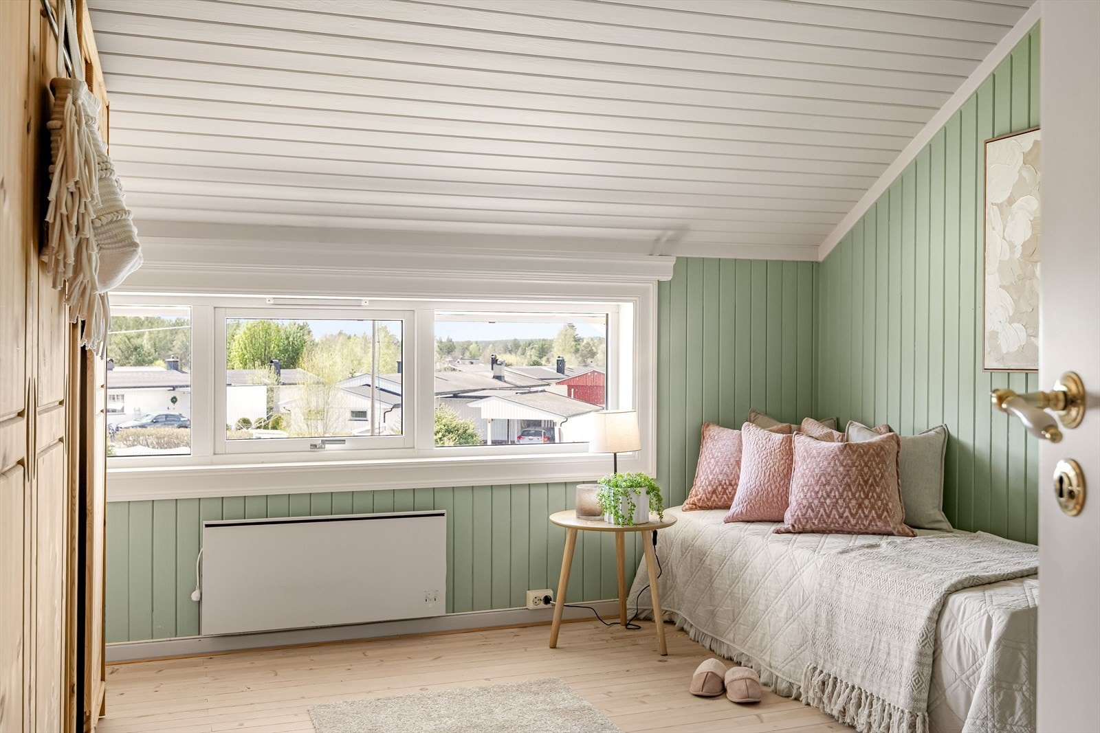 Fra kjøkkenet er det adkomst til et lyst og nydelig soverom. På soverommet er det plass til dobbeltseng om ønskelig, samt god oppbevaringsplass i garderobe. Galleribilde
