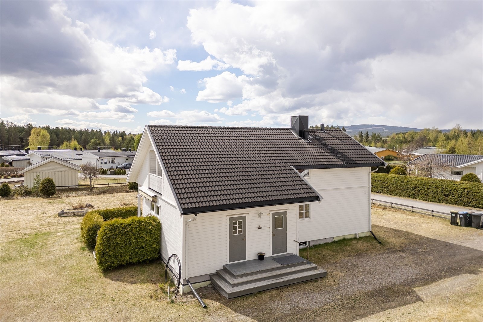 Boligen ble tilbygget i ca. 2005. Ifbm. tilbygget ble det lagt ny taktekking, nytt undertak, nye takrenner og beslag. Kledningen er sist overflatebehandlet i ca. 2021. Galleribilde
