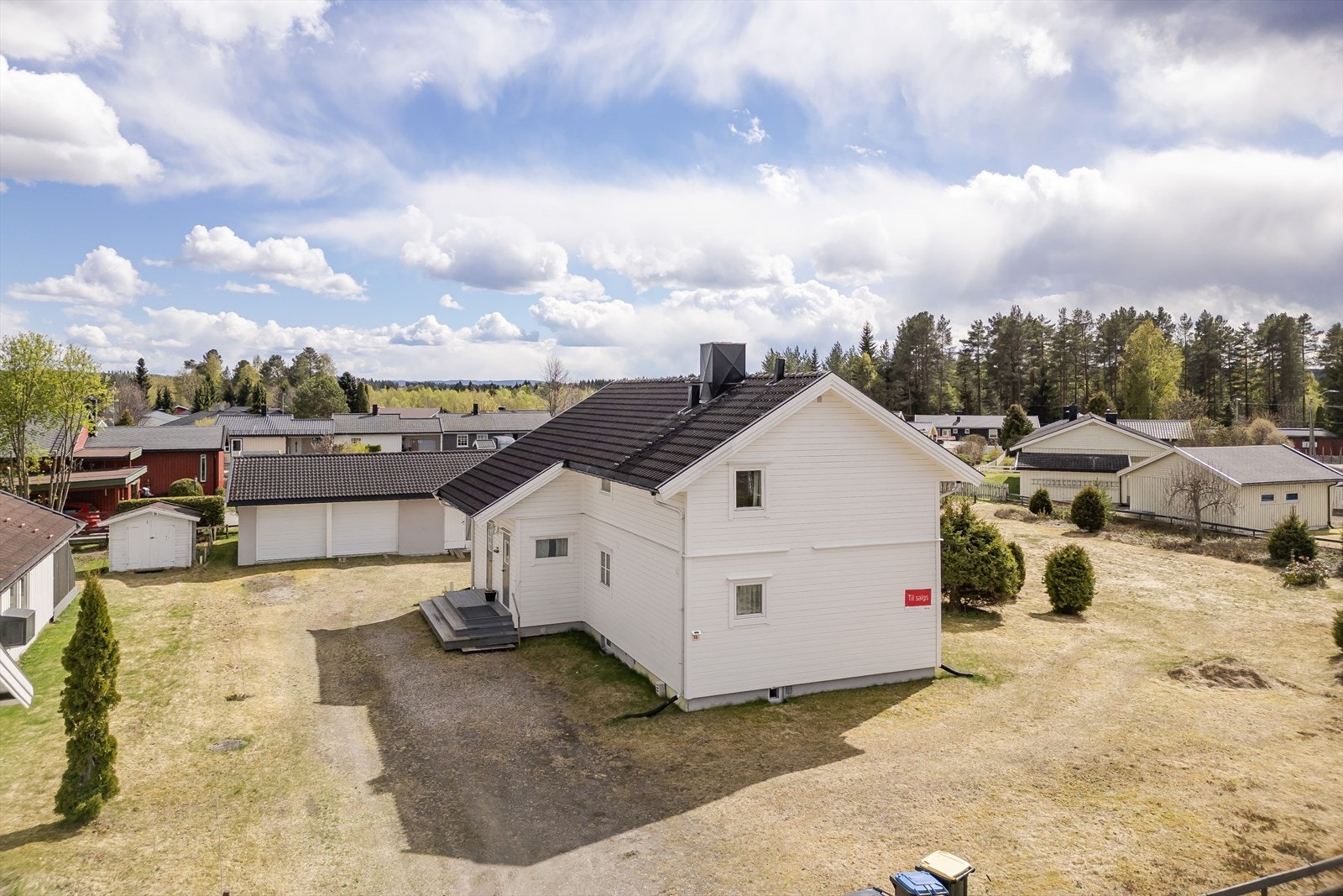 Eiertomt på ca. 771,1m². Ganske flat tomt opparbeidet med plen og variert beplantning. Gruset innkjøring og parkering. Galleribilde