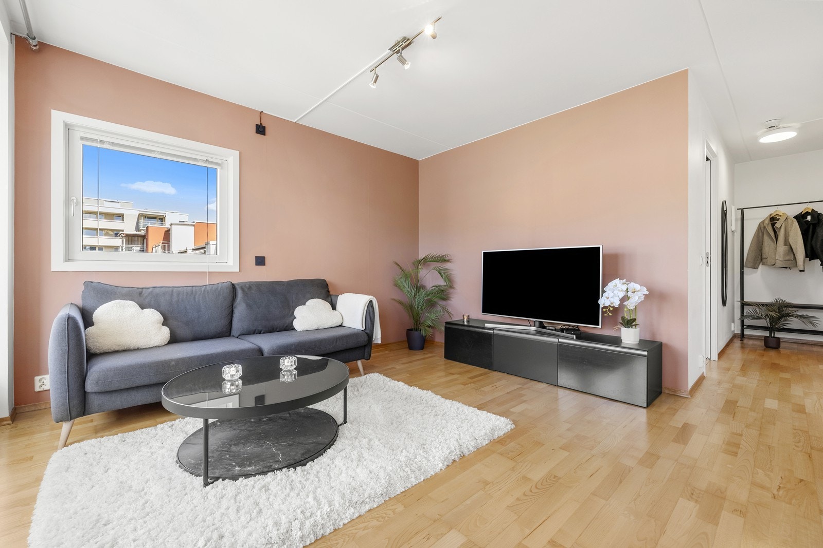 Stuen har god plass til en sofagruppe og mediamøblement. Galleribilde