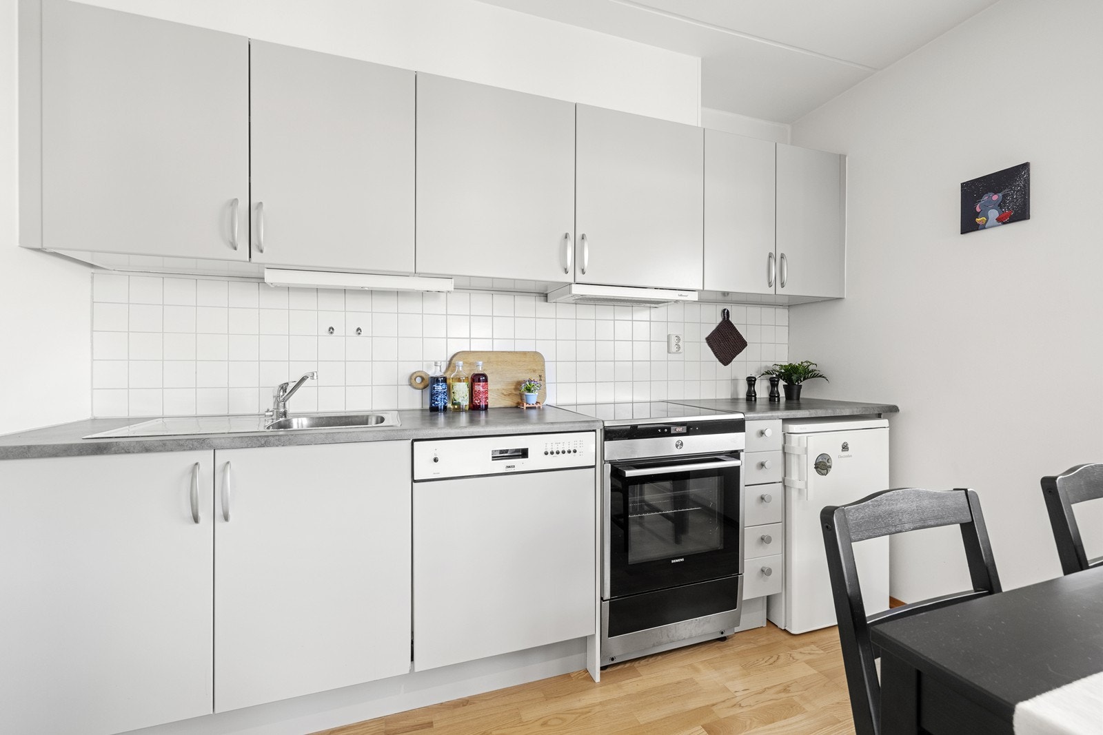 Innredningen har integrert oppvaskmaskin og avtrekksvifte, med plass til frittstående komfyr og kjøleskap. Galleribilde