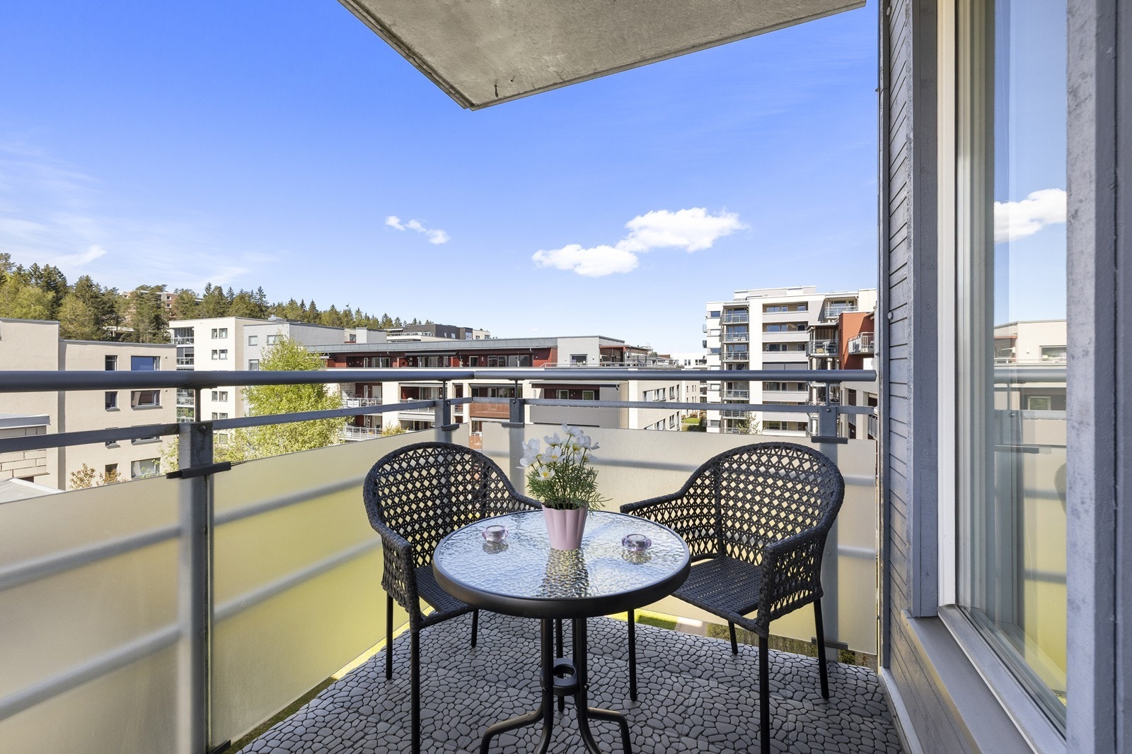 Balkongen er en fin forlengelse av stuen, med plass til en sittegruppe. Galleribilde