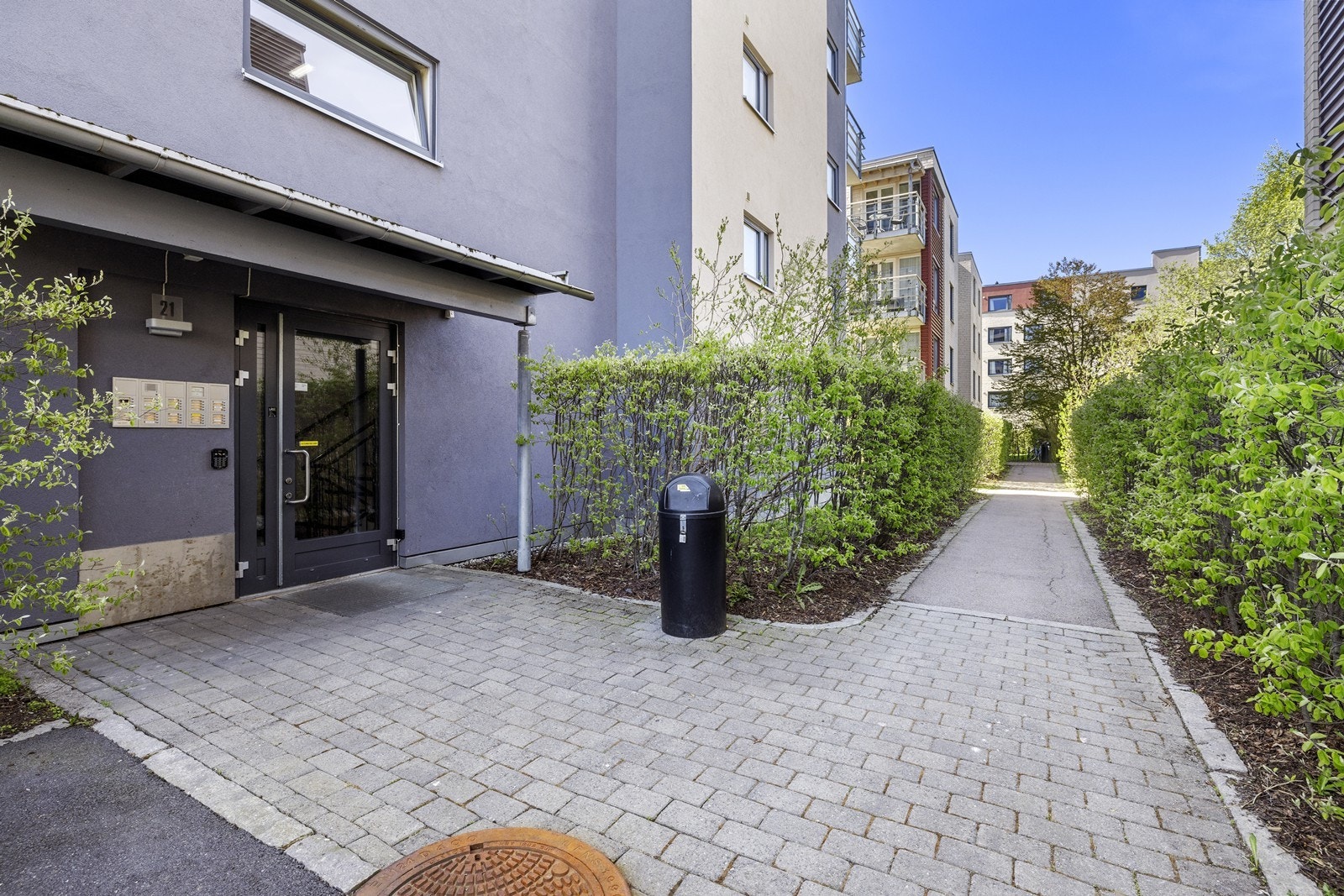 Bygget fra 2006 har et velholdt inngangsparti og heisadkomst direkte til leilighetens etasje. Galleribilde