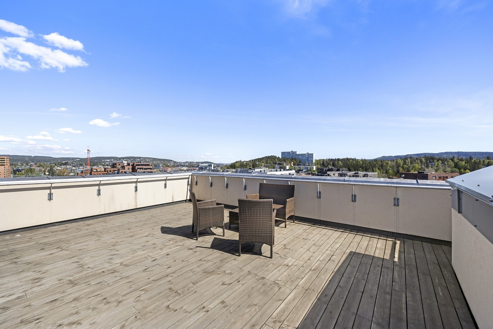 Sameiet har en stor, felles takterrasse med gode solforhold og utsikt over nærområdet. Galleribilde