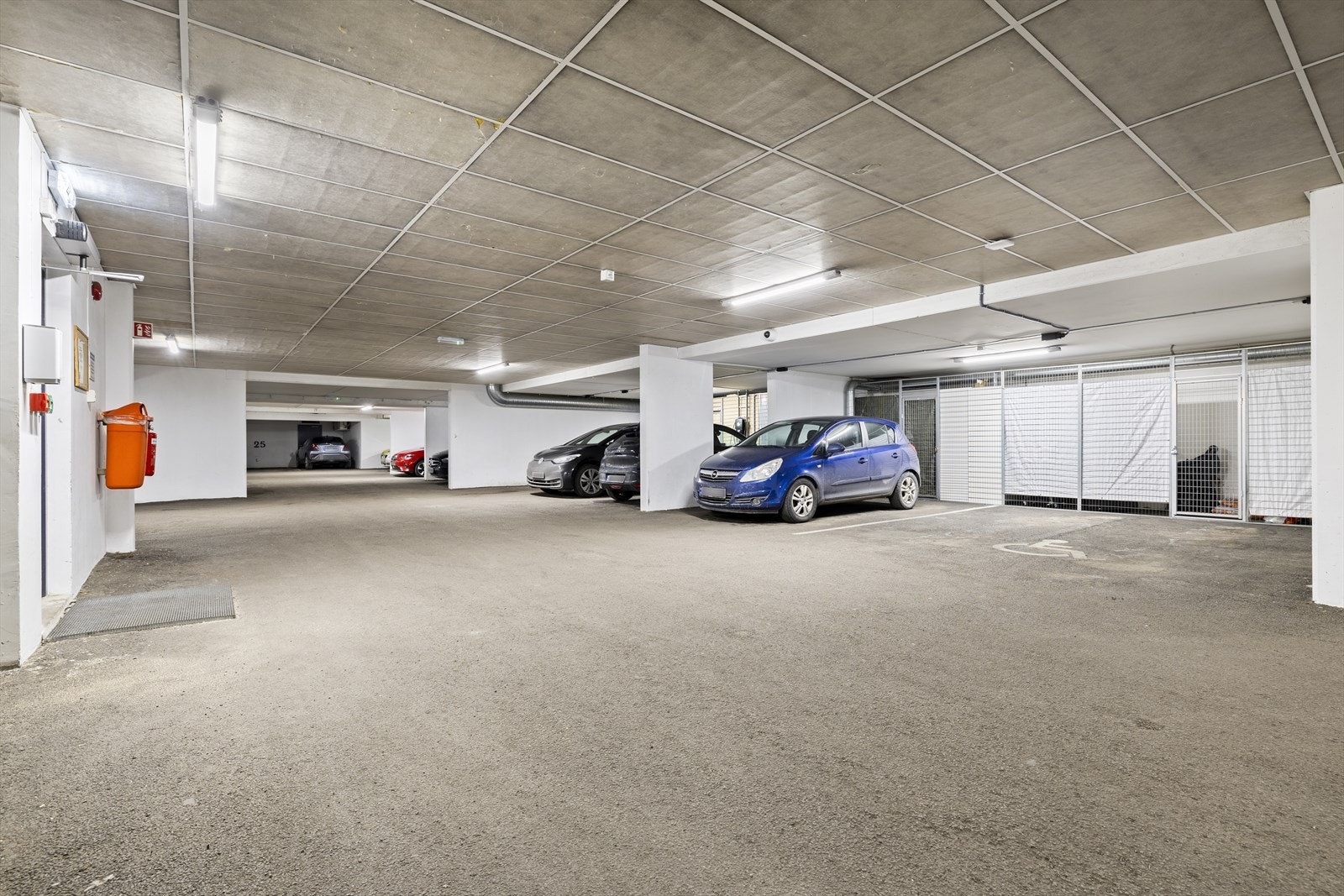 Det medfølger en fast garasjeplass i felles, lukket anlegg. Galleribilde