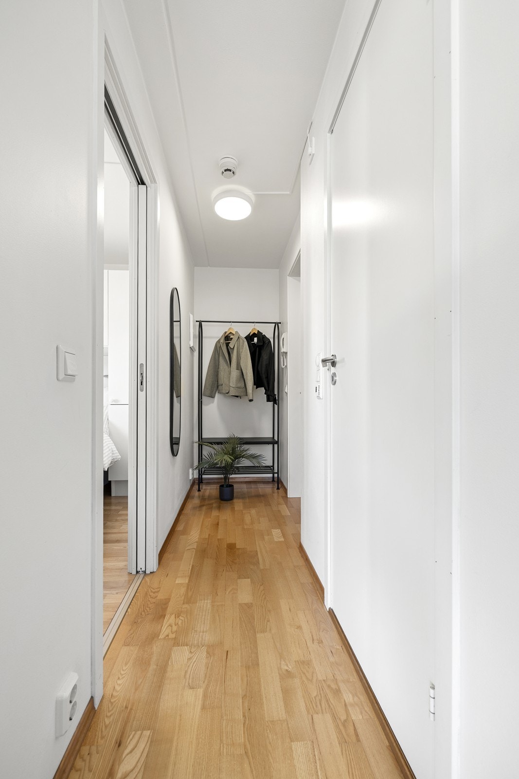 Entréen har plass til yttertøy og leder direkte inn i leilighetens sosiale kjerne. Galleribilde