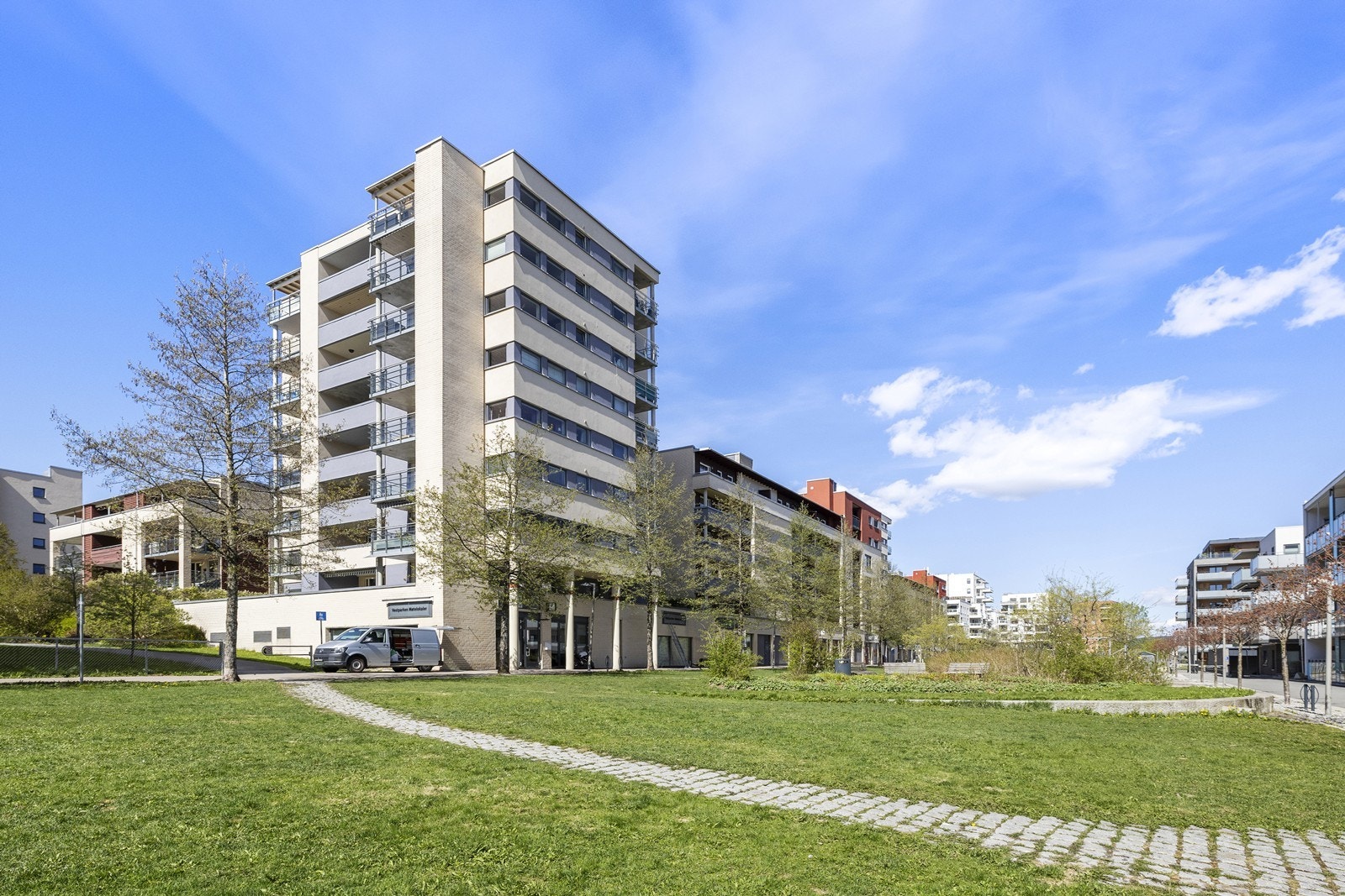 Beliggenheten er sentral i et område under utvikling, med nærhet til den kommende byparken, butikker og marka. Galleribilde