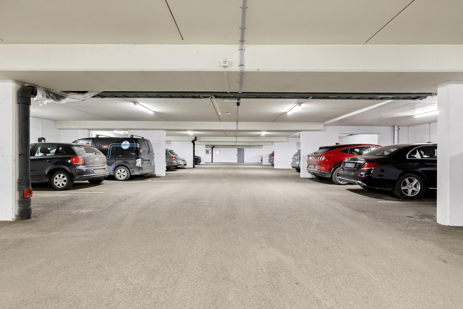 I tillegg til garasjeplass disponerer leiligheten to kjellerboder på til sammen 10 m². Galleribilde