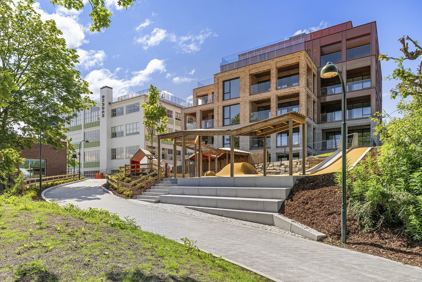 Flott uteområde rundt Bykronen for store og små. Galleribilde