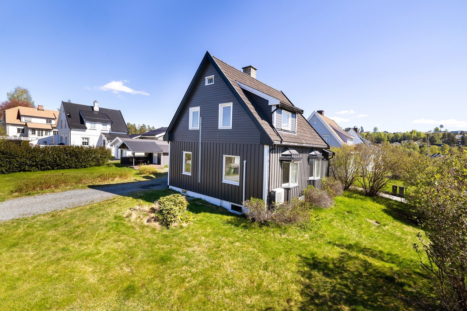 Tomten er flat og opparbeidet med plen, med gode muligheter for lek og hageaktiviteter. Galleribilde