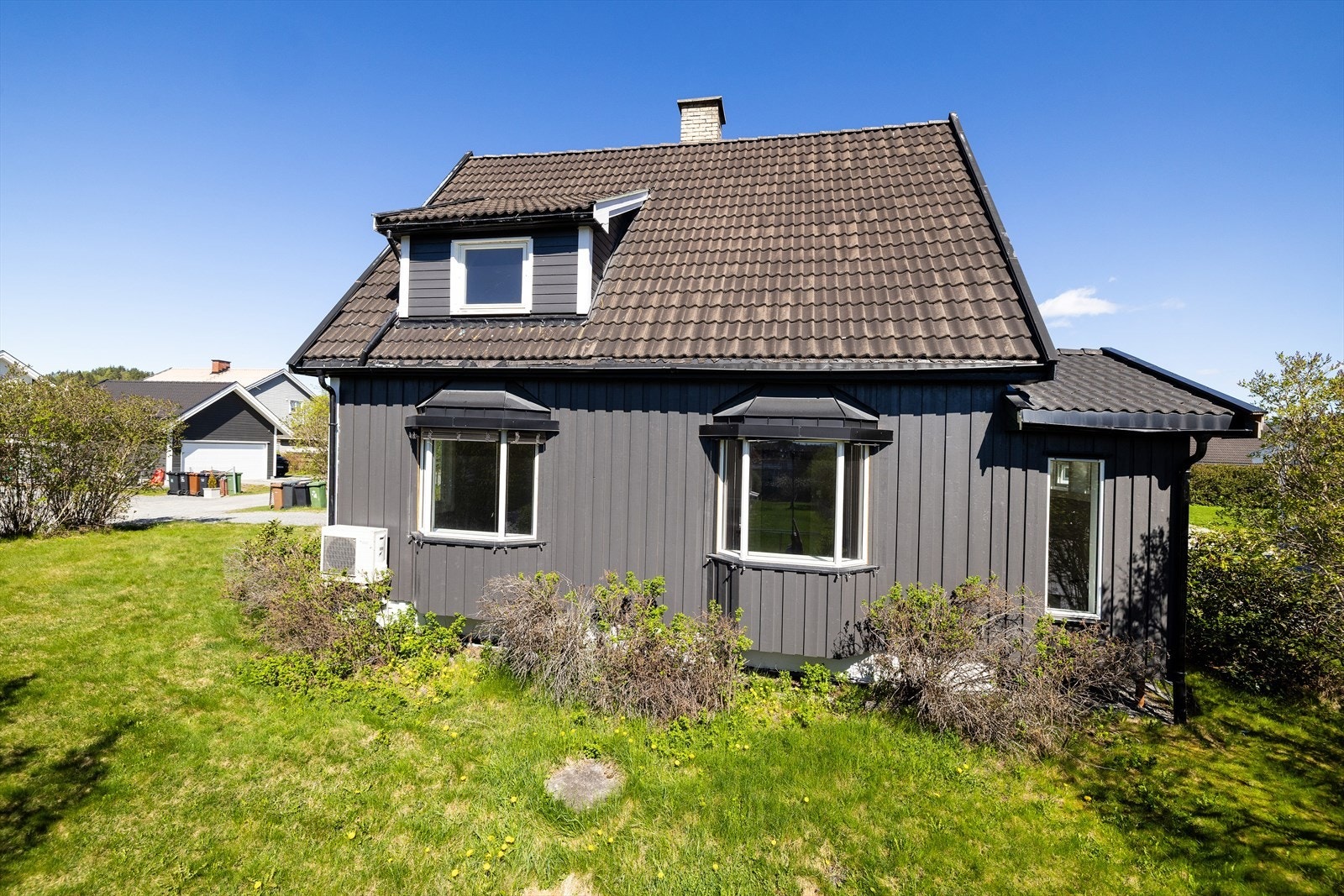 Taket er tekket med betongtakstein fra 2005. Galleribilde