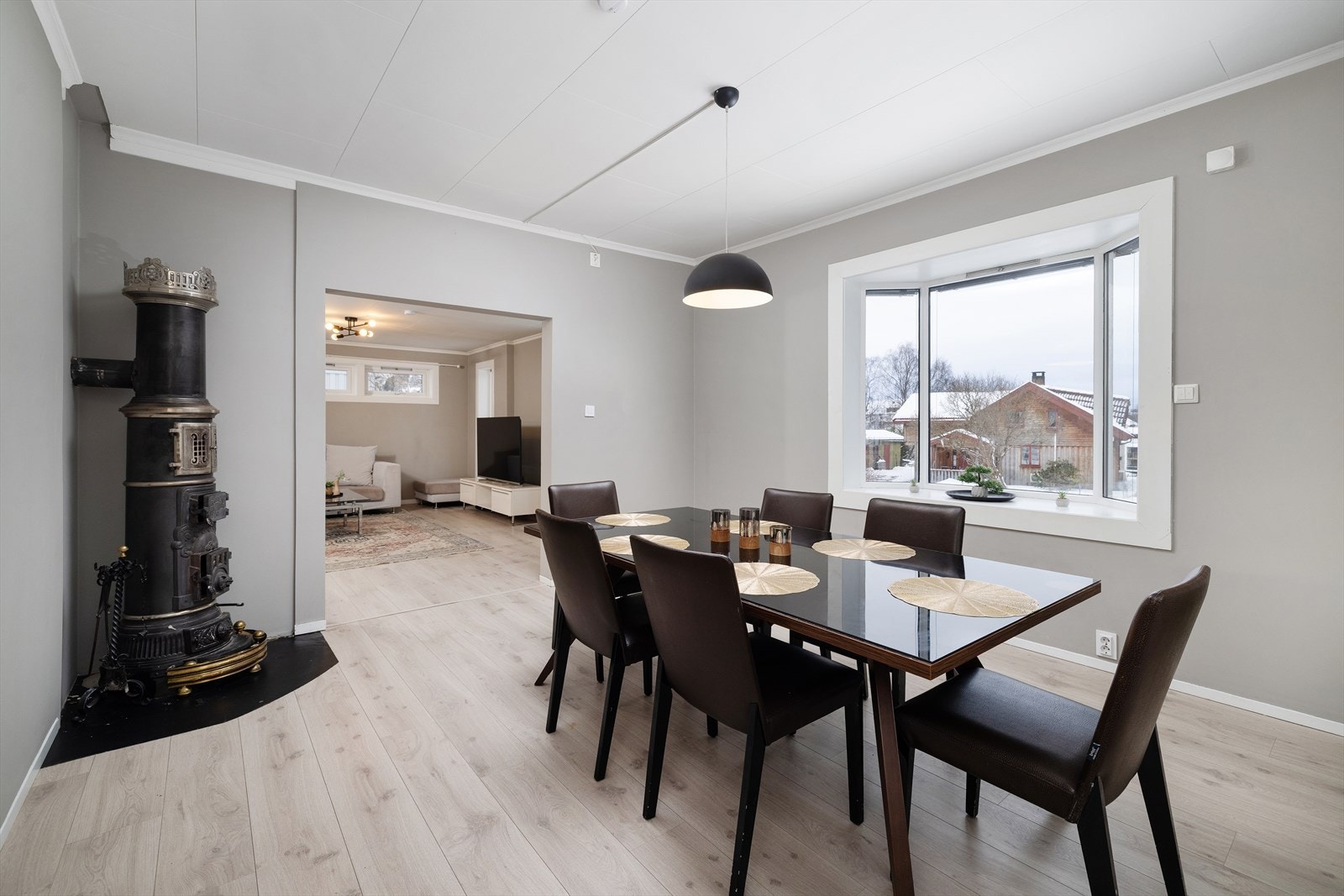 Gjennomgående laminatgulv i boligens oppholdsrom skaper et helhetlig og moderne uttrykk. Galleribilde