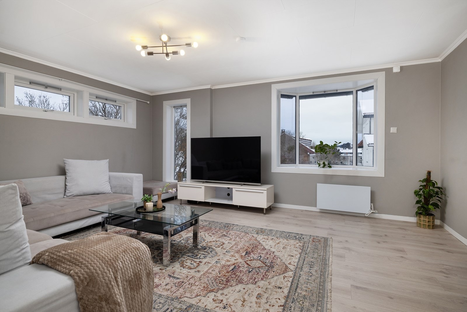 Stuen er romslig og har plass til en stor sofagruppe for hele familien. Galleribilde