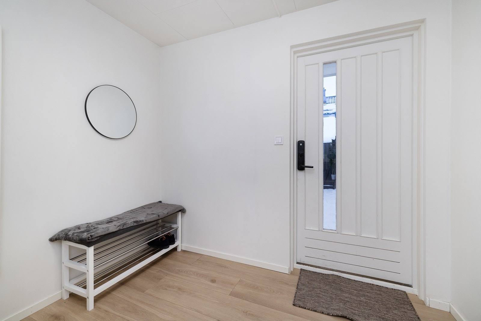 En lys entré ønsker velkommen inn. Ytterdøren er utstyrt med kodelås for enkel adkomst. Galleribilde