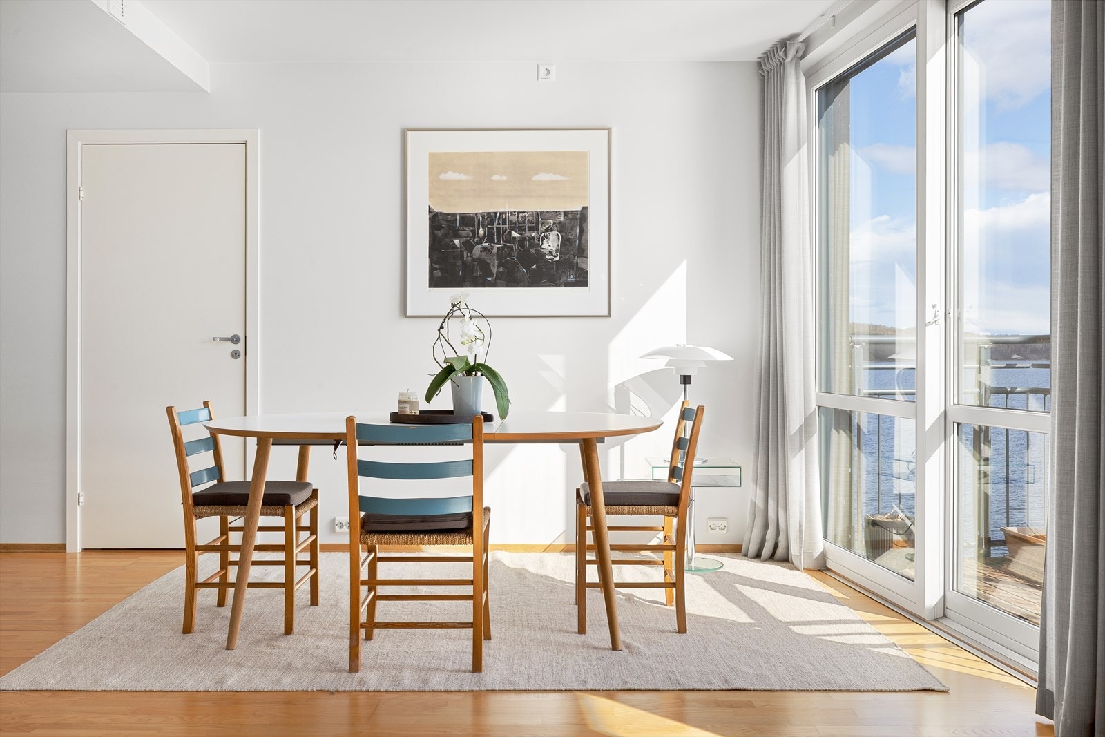 Her sitter du tett på utsikten, med fri sikt mot fjorden og himmelen. Galleribilde