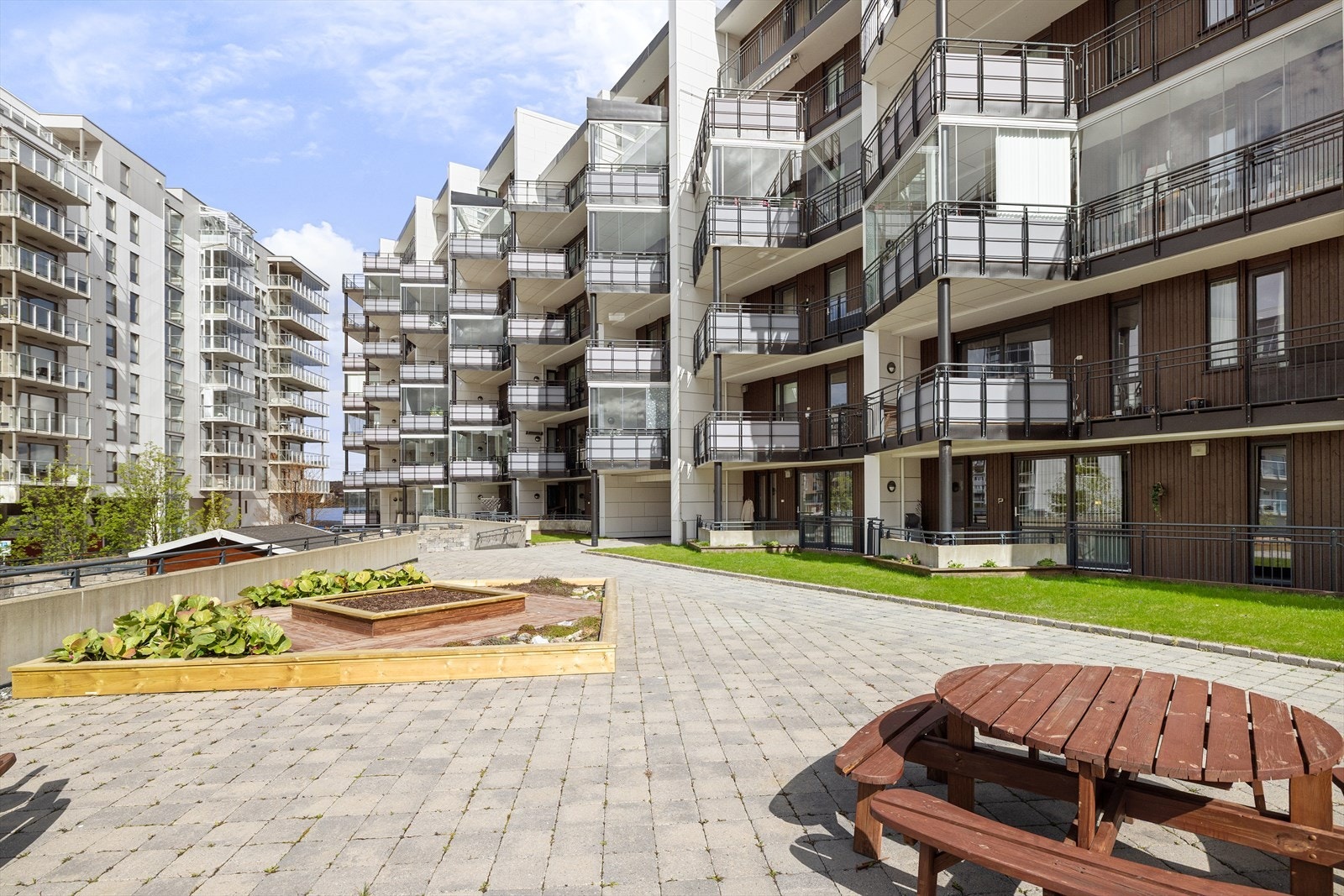 Bygget har heis, som tar deg enkelt og trinnfritt opp til leiligheten i 6. etasje. Galleribilde