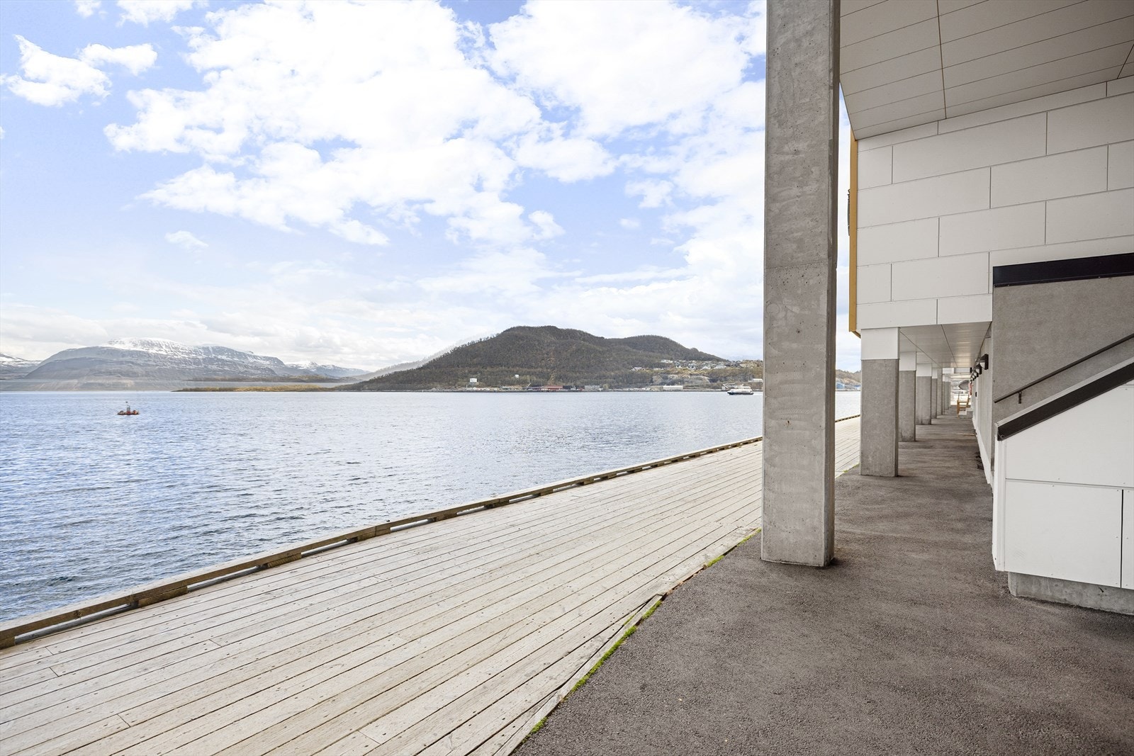 Havnepromenaden er svært hyggelig og fører deg helt inn til Harstad sentrum. Galleribilde