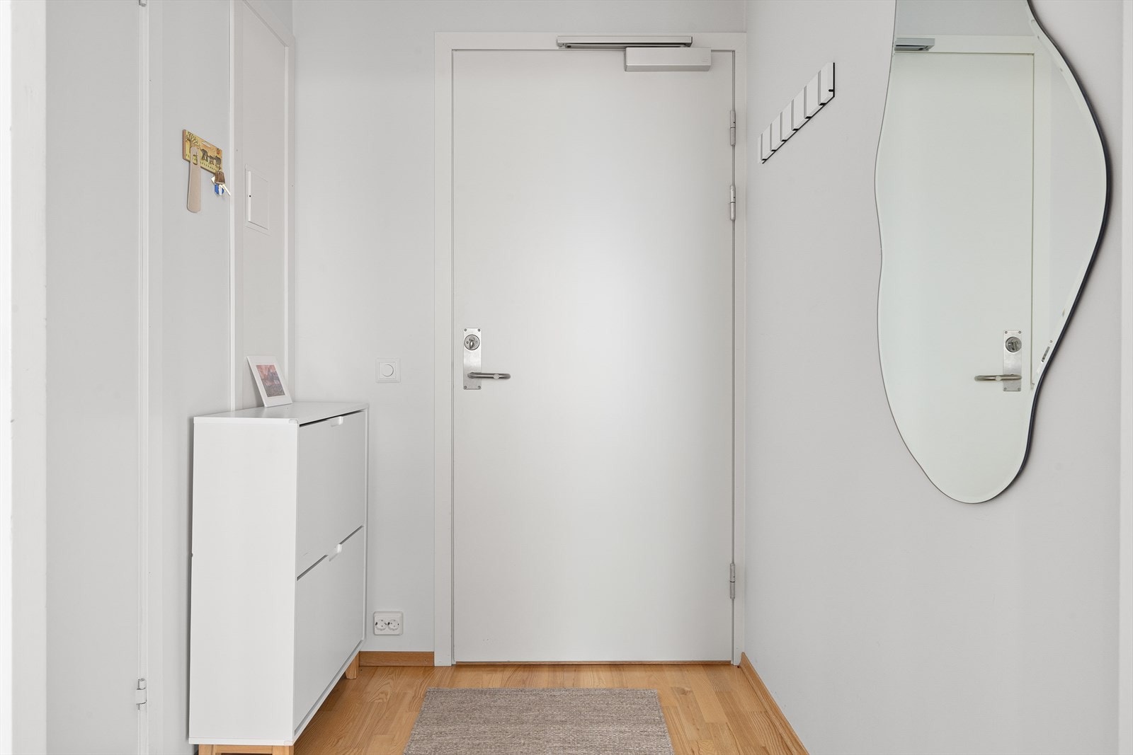 Du ønskes velkommen inn i en lys og pen entré som gir et godt førsteinntrykk. Her er det plass til oppbevaring av sko og yttertøy. Fra entréen har du direkte tilgang til det kombinerte badet og vaskerommet. Galleribilde