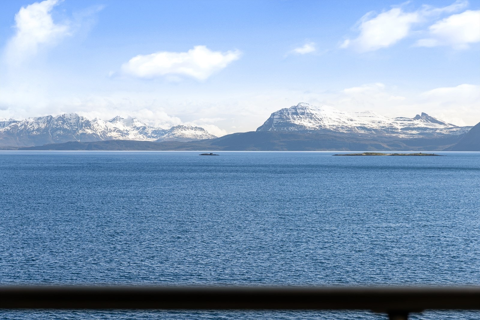 Fra leiligheten kan du følge med på båtlivet inn og ut av Harstad sentrum. Galleribilde