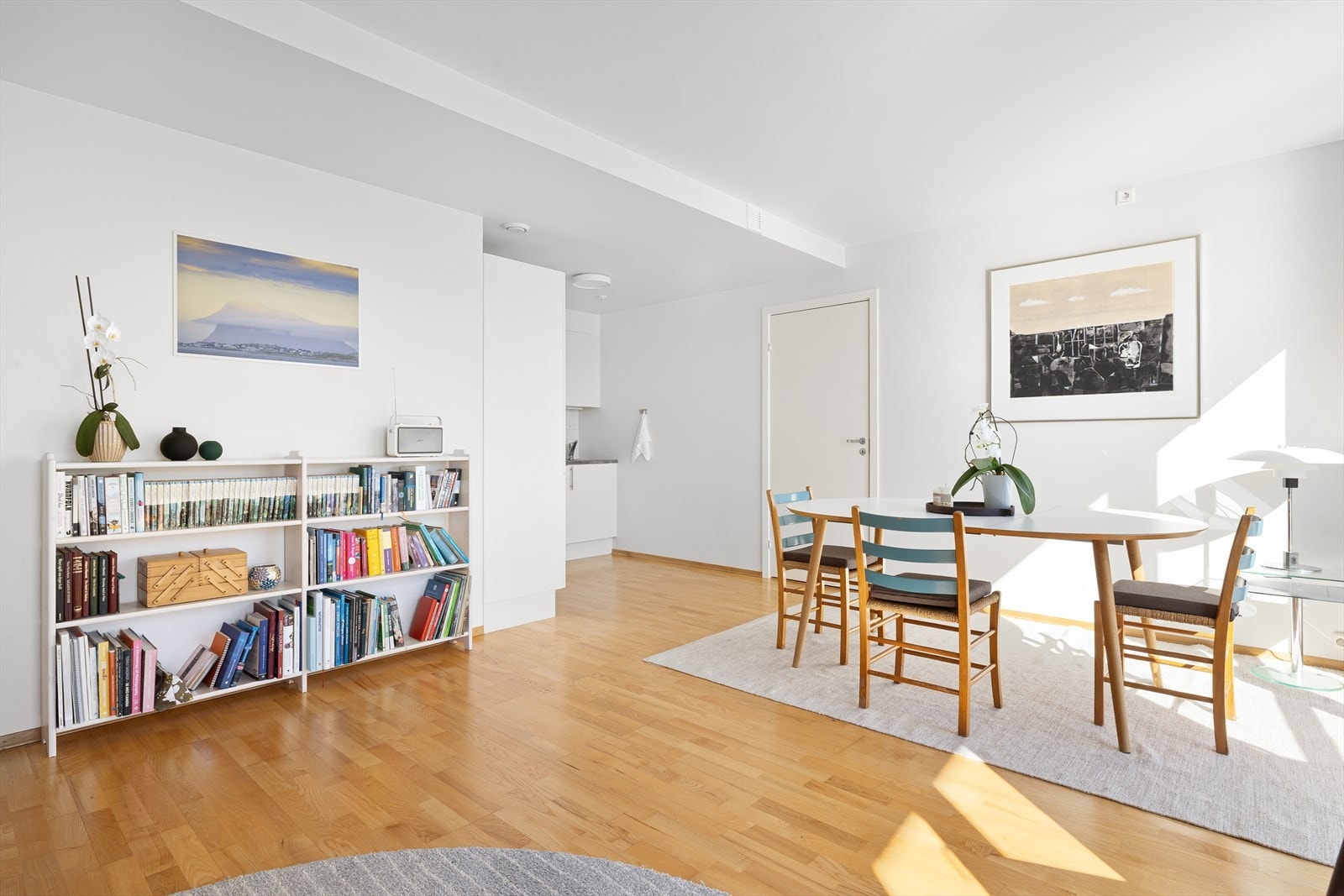 Stuen er romslig med god plass til både spisebord og en komfortabel sofagruppe. Galleribilde