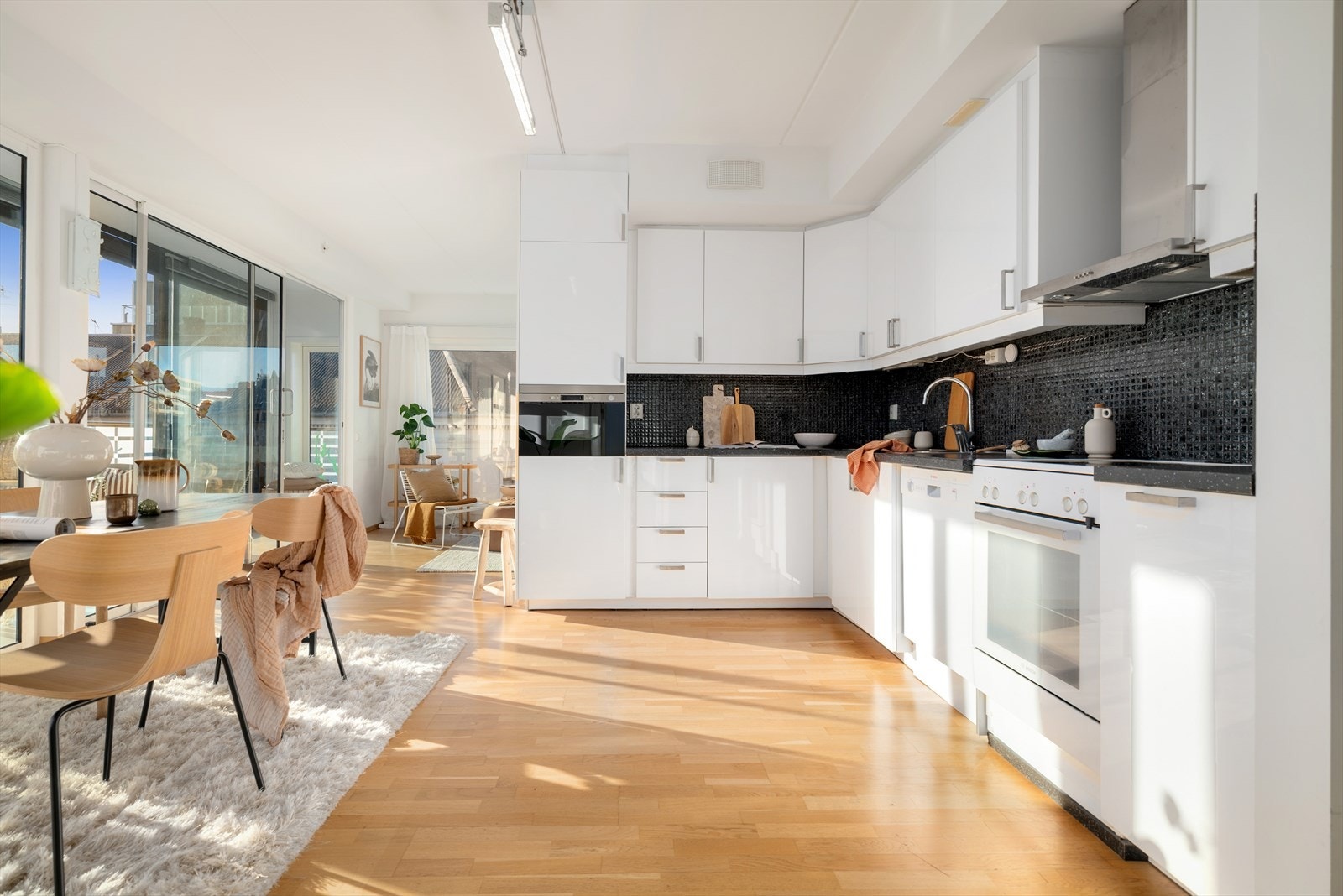 Kjøkkenet er innholdsrikt med en tidløs og nøytral finish. Galleribilde