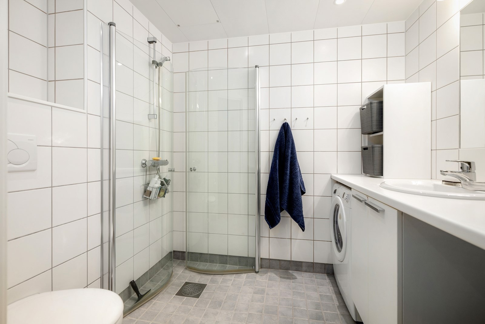 Også bad i utleiedelen er av fin størrelse med varme i gulv og opplegg for vaskemaskin. Galleribilde