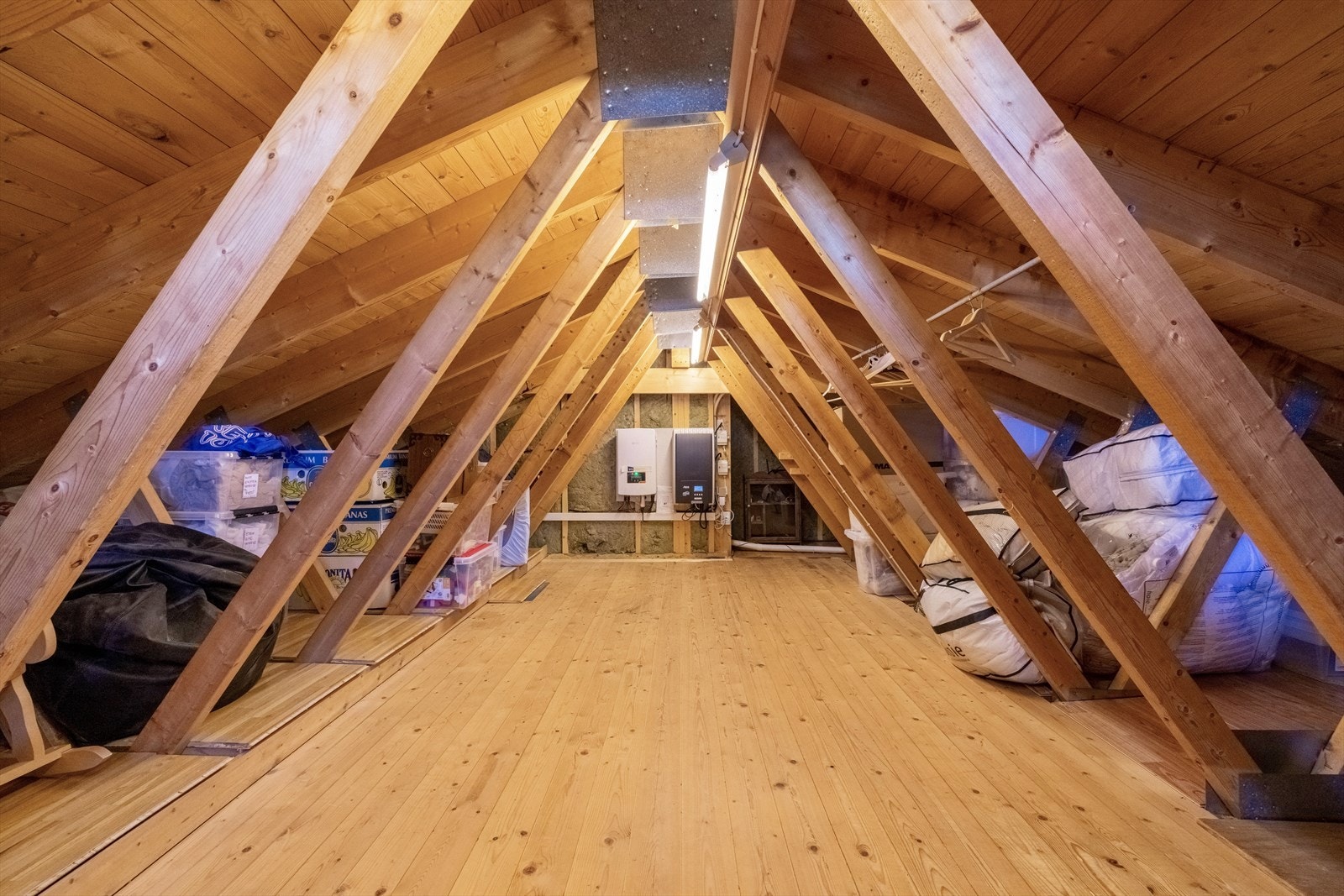 I boligen er det også et stort lagringsloft. Galleribilde