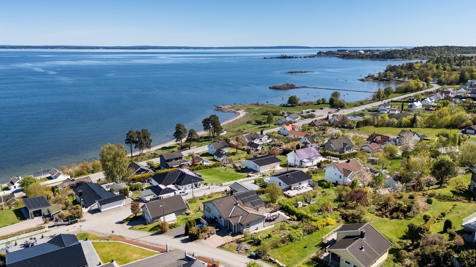 For den badeglade er det kort vei ned til Feskjær, et populært friområde som nylig er oppgradert med lekeapparater, badebrygge og fasiliteter. Galleribilde