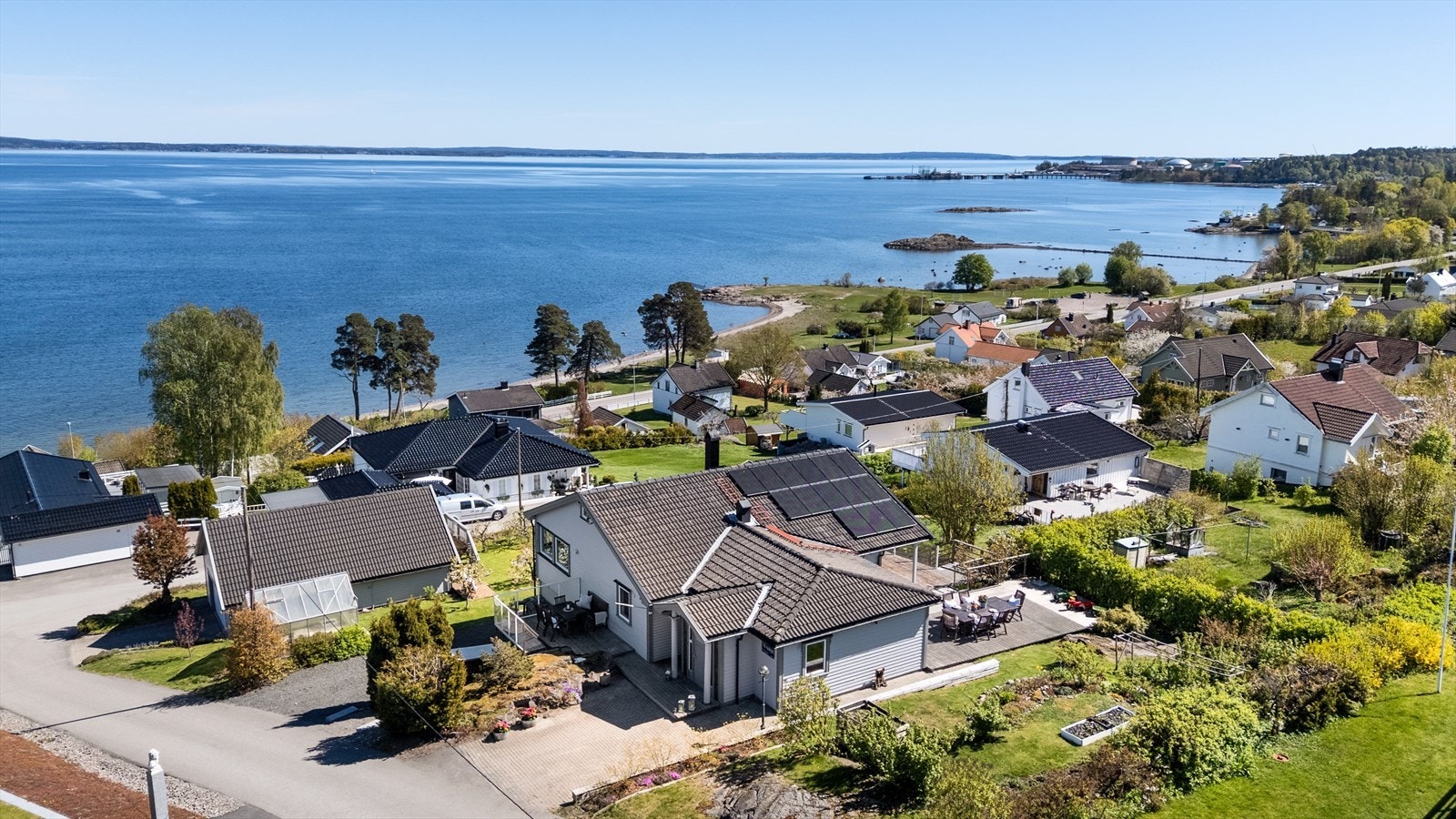 Eiendommen ligger høyt og fritt på en romslig og solrik tomt på ca. 1,3 mål, med nydelig utsikt over Oslofjorden. Galleribilde