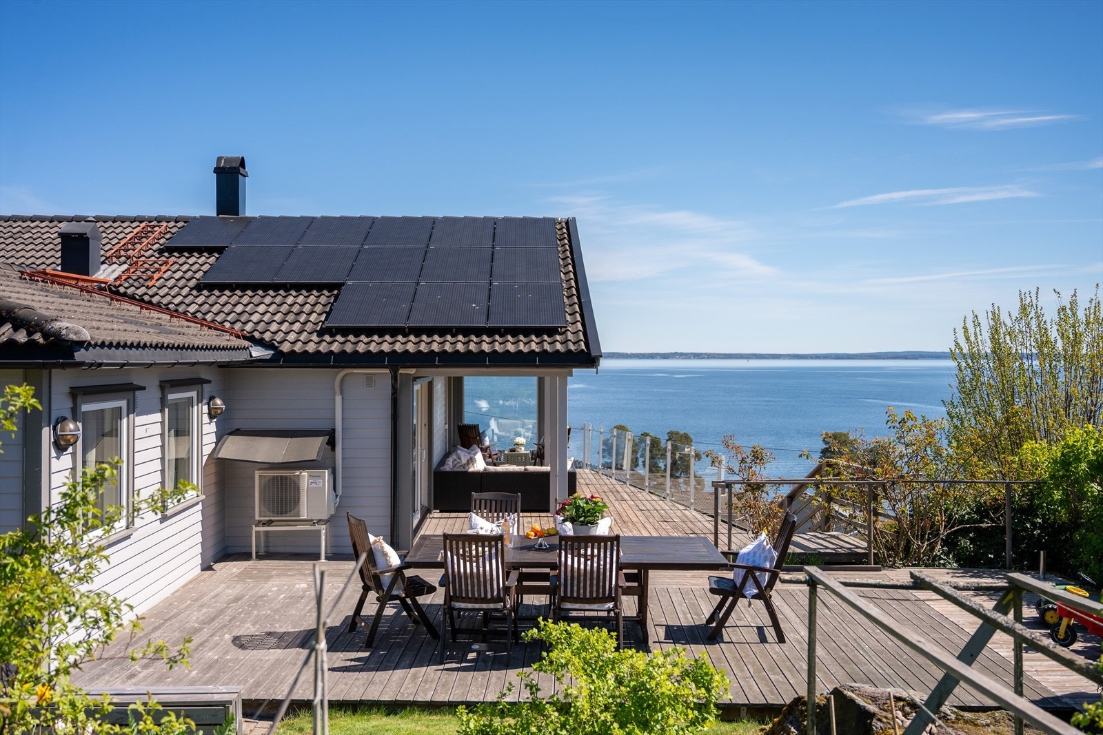Eiendommen kan også by på en herlig terrasse på nesten 100 kvm med flotte sol- og utsiktsforhold. Galleribilde
