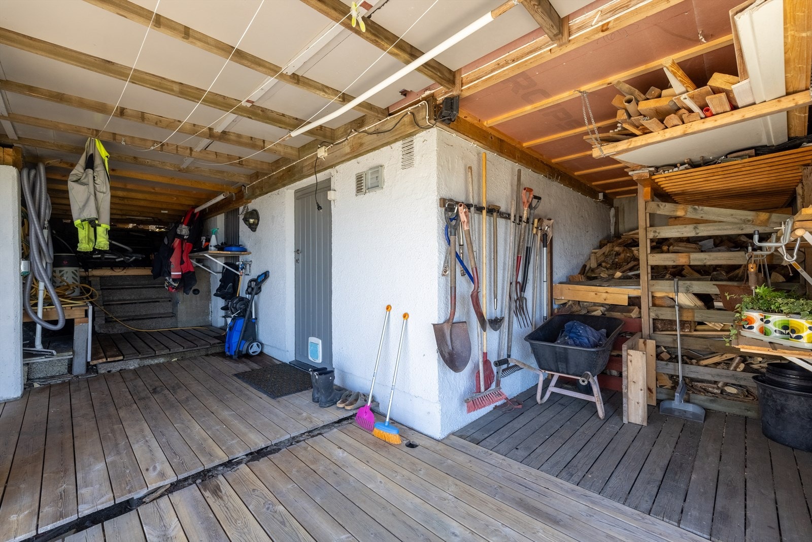 Underetasjen har egen inngang fra hagen og fungerer godt som praktisk grovinngang etter turer, strandliv og hagearbeid, med plass til støvler, yttertøy og utstyr uten å gå via hovedinngangen. Galleribilde