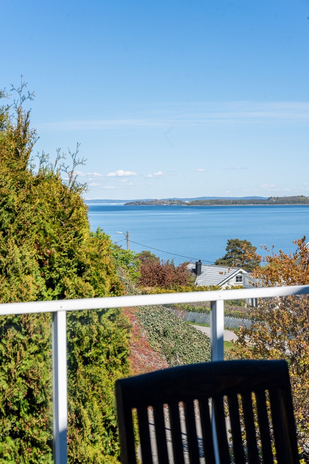 Herfra er det nydelig utsikt til blant annet Bastøya! Galleribilde