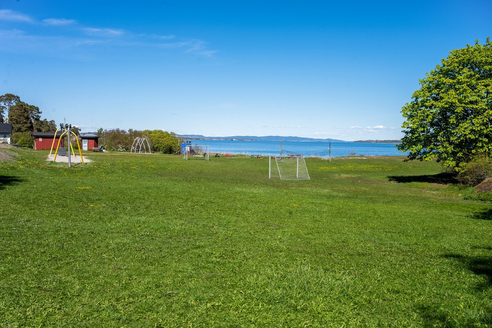 Her er det også fotballmål og stor gresslette Galleribilde