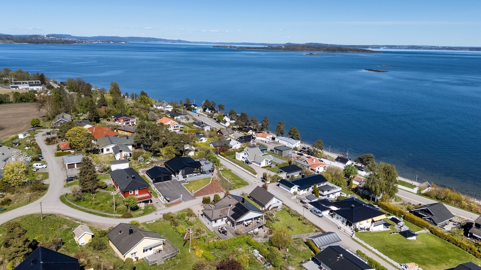 Området er også perfekt for padleentusiaster, hvor man enkelt kan trille kajakken ned til vannet for en tur mot Bastøya. Åsgårdstrand sentrum, kjent for sine hvitmalte hus, gallerier og koselige kafeer, ligger kun en kort kjøretur eller sykkeltur unna. Galleribilde
