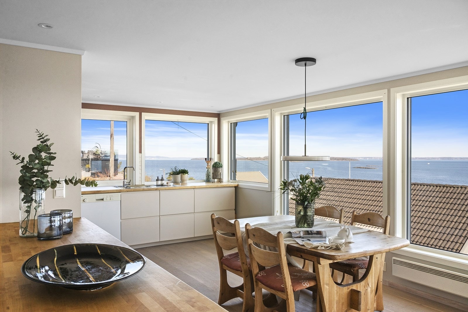 Legg merke til at det er nydelig utsikt fra alle vinduene! Galleribilde