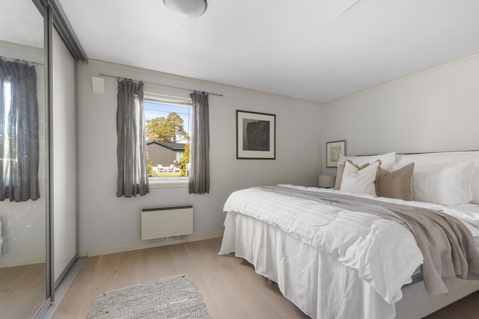 Hovedetasjens andre soverom har også god plass til ønskelig møblement og er utstyrt med en praktisk skyvedørsgarderobe. Galleribilde