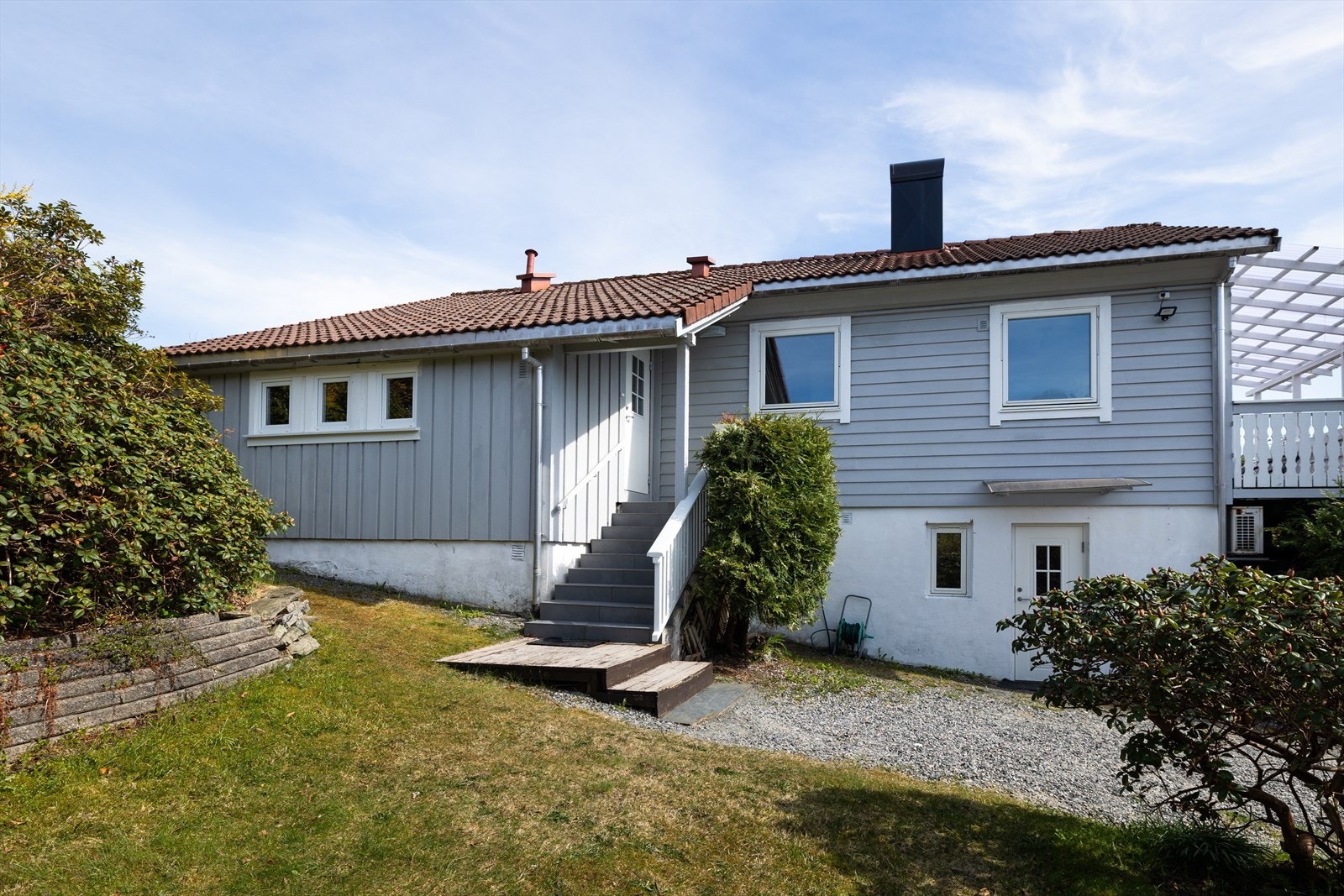 - En flott enebolig over to plan med hybel - Galleribilde