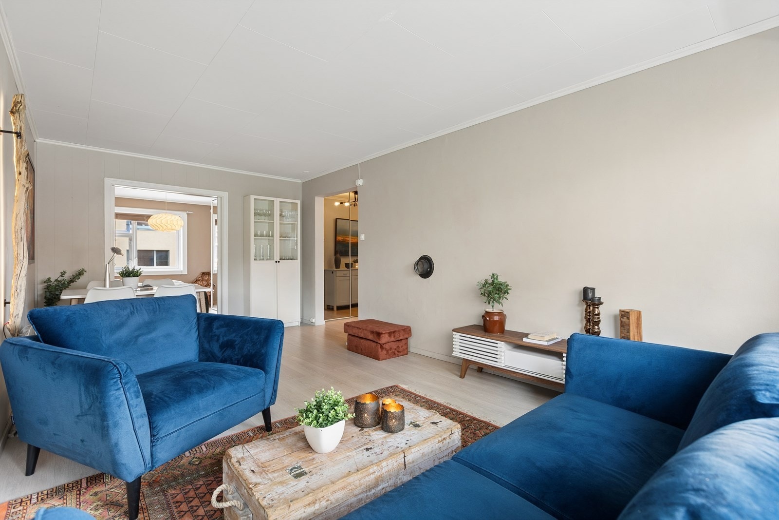 Romslig stue med naturlig plass til både sofagruppe og spisebord. Galleribilde