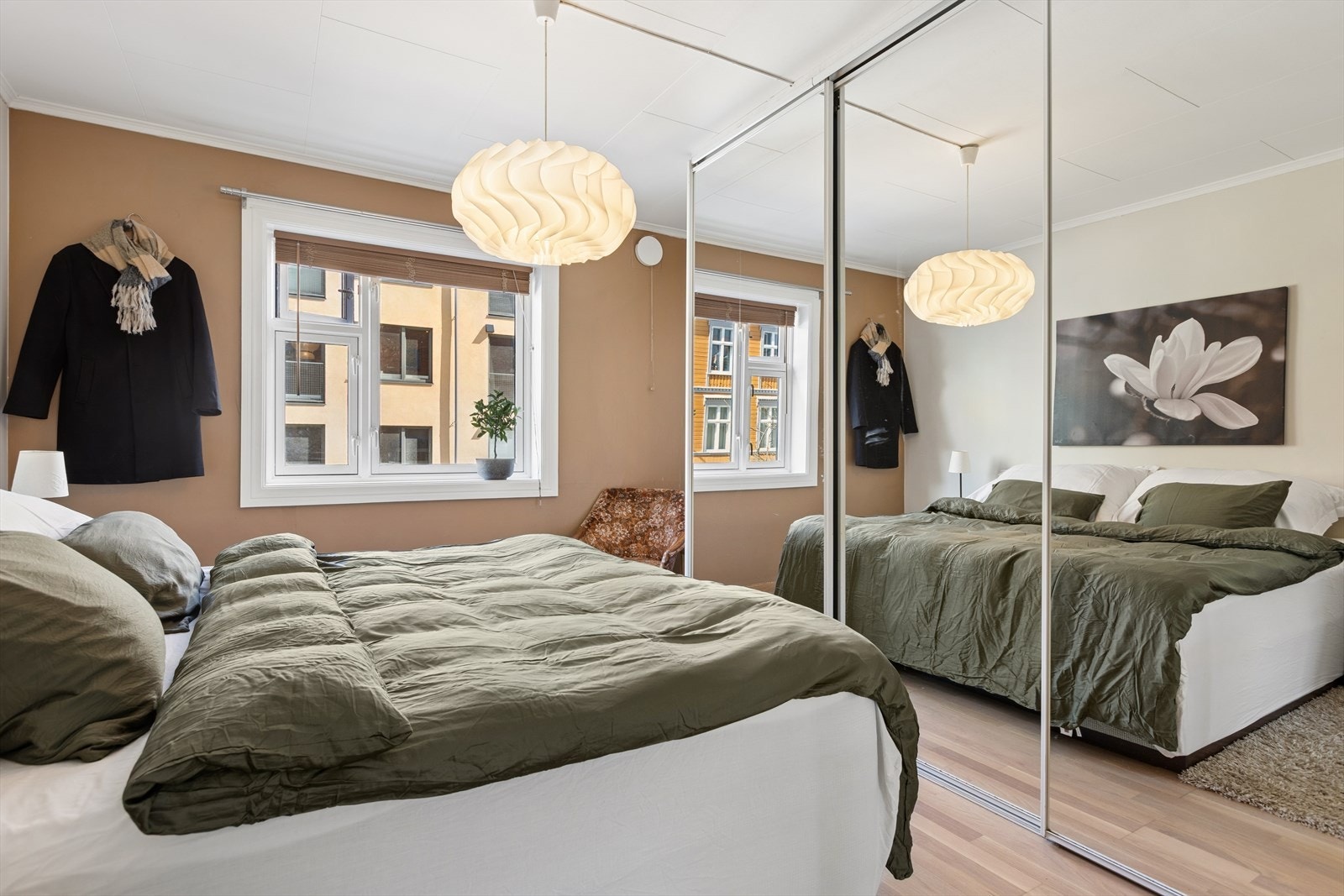 Ekstra god lagringsplass i en stor skyvedørsgarderobe. Galleribilde