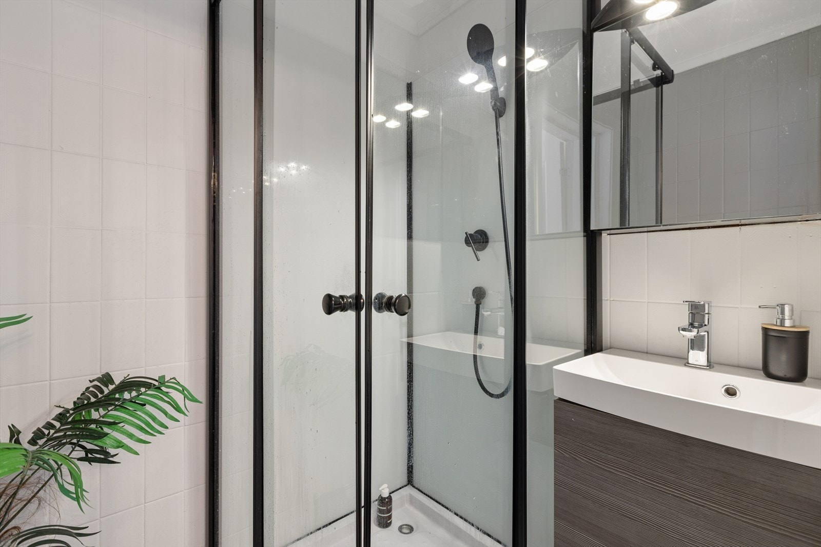 Badet fremstår lyst og innbydende med moderne uttrykk. Galleribilde